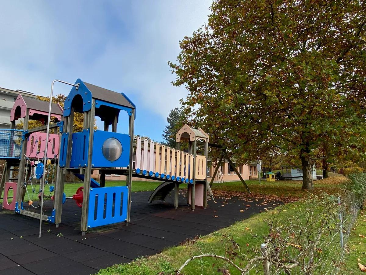 Gebäude der Kinderkrippe des Spitals Uster von aussen.